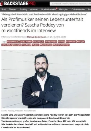 Portrait eines jungen Mannes in traditioneller Tracht, authentisch und ansprechend.